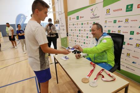 Francek Gorazd Tirsek je podpisoval kartice in prejemal cestitke za uspeh v Tokiu